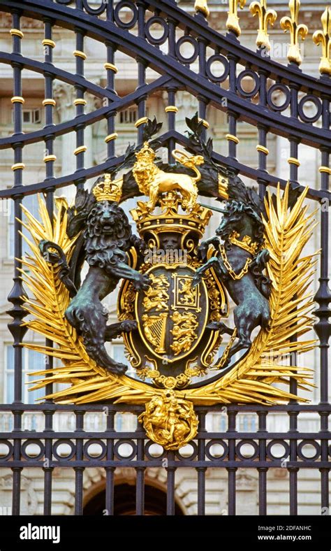 England London Buckingham Palace Symbol Wappen Gold Tor Eisen