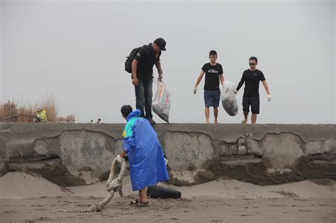 臺中市政府全球資訊網 市政新聞 大雨不減熱情 老外號召五百人大安淨灘