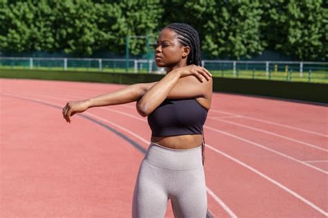 Une Jeune Femme Noire Avec De Longues Tresses Tend Les Mains Et Les