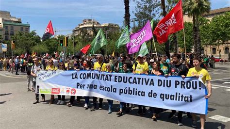 Un millar de personas salen a la calle en defensa de la educación