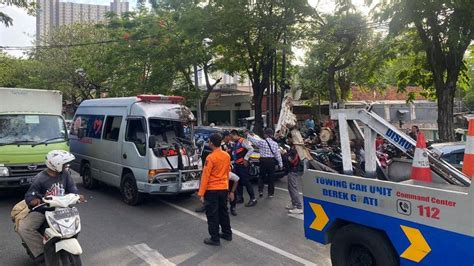 Ambulans Tabrak Bus Suroboyo Hingga Ringsek Saat Hendak Jemput Pasien