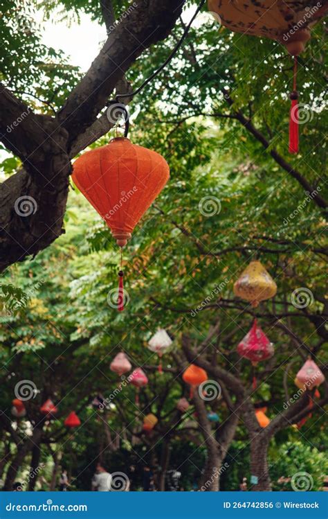 Foto Vertical De Um Jardim Cheio De Lanternas Tradicionais Chinesas