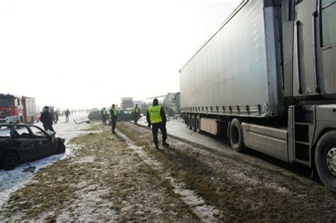 Dwa karambole na łącznie 76 samochodów efekt mglistego poranka na