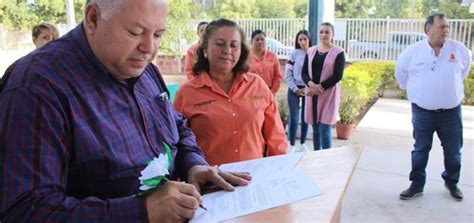 Rolando Mercado se compromete con la construcción de un aula en