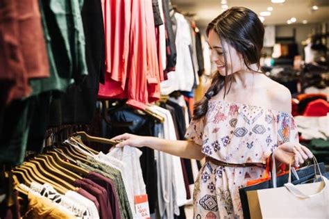 Como Economizar Na Hora De Comprar Roupas Nada Fr Gil