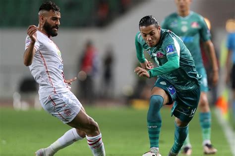 Botola Pro D Le Raja S Incline Sur La Pelouse Du Hassania