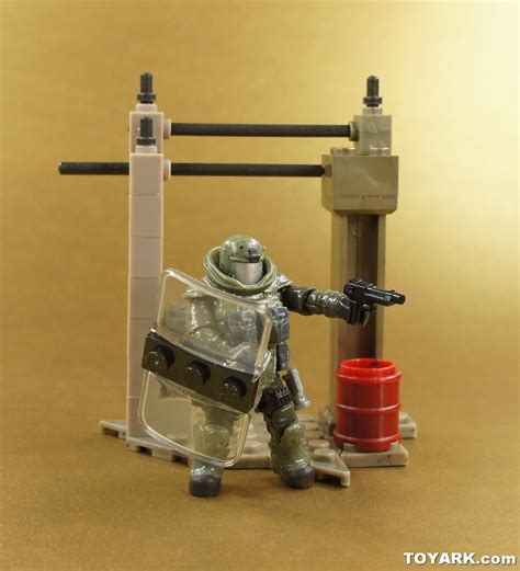 Mega Bloks Sdcc 2014 Exclusive Micro Figure With Juggernaut And Ghillie Suit Sniper Photo Shoot