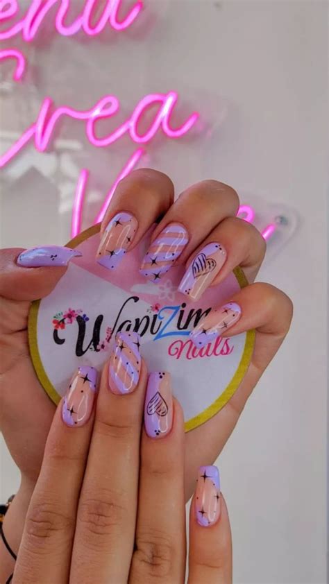 Entre lila y estrellas en 2024 Manicura Uñas con aerógrafo