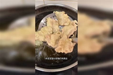 在东北每到逢年过节餐桌上少不了一道女士菜锅包肉，外酥里嫩酸甜可口、全家人都爱吃，学会家人夸你是大厨！全家人菜锅女士