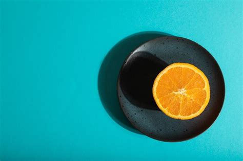 Naranja Cortada Madura Sobre Placa De Cer Mica Azul Sobre Fondo Azul