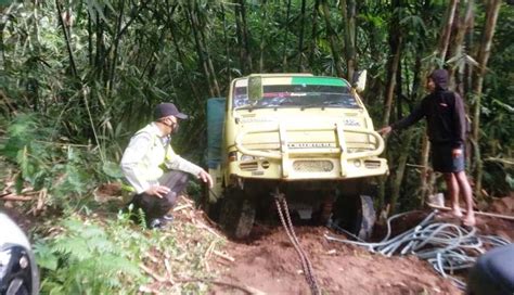 Nusabali Salah Google Maps Truk Terperosok Jurang