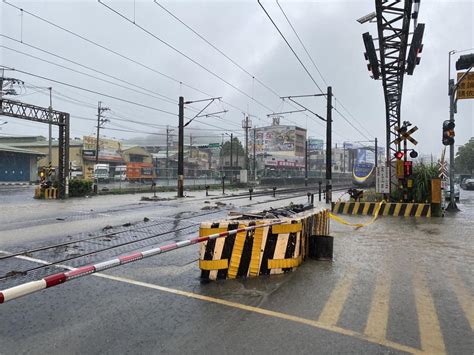 台鐵鶯歌至桃園站間平交道淹水 一度停駛延誤