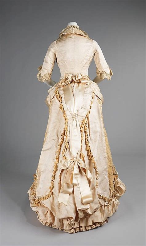 Cream Silk Brocade Linen And Lace Evening Gown Circa 1885 Metropolitan Museum Of Art Ropa