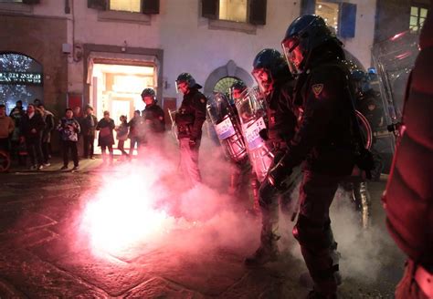 Sicurezza Vertice A Firenze Stretta Di Mano Salvini Nardella