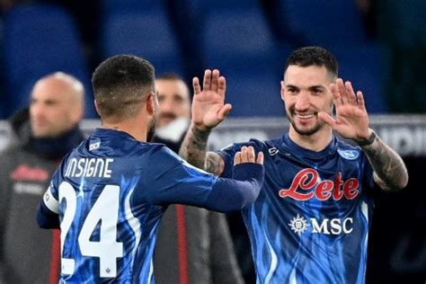 Napoli Vence Lazio Nos Acr Scimos E Assume A Lideran A Do Campeonato