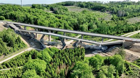 Sprengung der A45 Talbrücke Sterbecke Punktlandung für 6 000 Tonnen