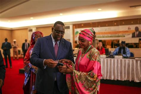 Macky Sall procède à la remise des cartes d égalité des chances