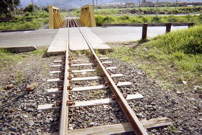 Plano general en el cual se observan vías del ferrocarril a su paso por