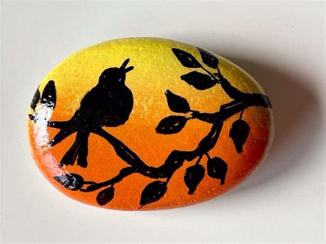 Bemalte Steine Acryl Kunst Painted Stones Silhouette Schatten Zweig