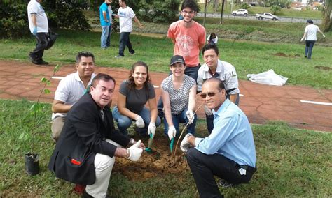 Integrantes Do Comdema Plantam árvores às Margens Do Rio Sorocaba