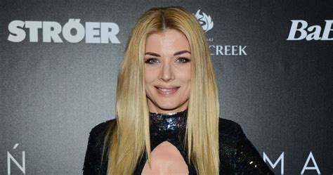 Izabella Łukomska Pyżalska pozuje w skąpym bikini Kobieta w INTERIA PL