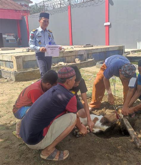 Lapas Kayu Agung Bagikan Daging Kurban Kepada Warga Binaan Dalam