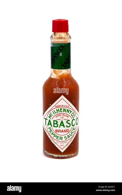 Botella De Salsa De Pimiento Picante Tabasco Aislado Sobre Fondo Blanco