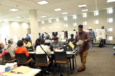 Nc Polling Sites In Charlotte Area See Long Lines As Early Voting