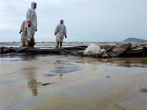 Crude Oil Spill in the Middle of the Rayong Sea, Samet Islands, Staffed ...