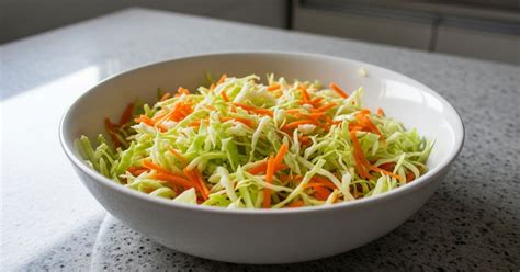 Salada De Repolho E Cenoura Crua - 7 saladas cruas fáceis e refrescantes para o dia a dia
