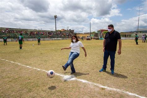 Prefeita Christiane Bulhões dá pontapé inicial e abre o Campeonato