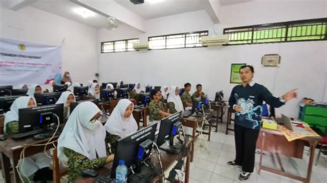 Dosen Ftik Usm Berikan Pelatihan Desain Grafis Siswa Man Kota