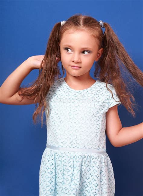 Belle Fille Denfant Avec De Longs Cheveux Posant Dans La Robe De Mode