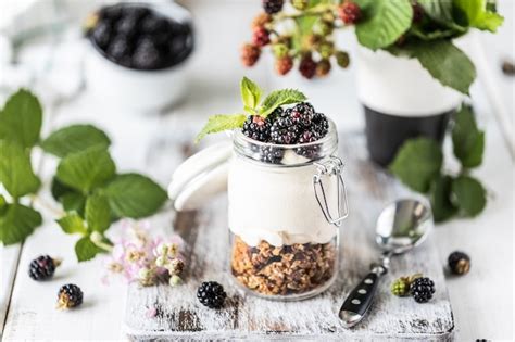 Granola Hecha A Mano Con Yogurt Natural Blanco Con Moras En Un Frasco