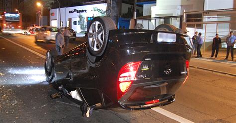 G1 Carro bate em árvore e capota em SP notícias em São Paulo