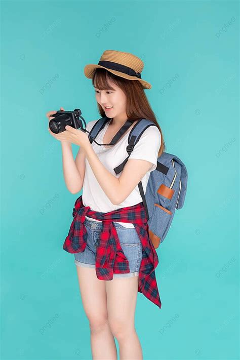 快樂的亞洲女性帶著燦爛的微笑陶醉於夏季旅行冒險 照片背景圖桌布圖片免費下載 Pngtree