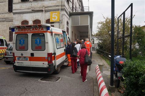 Cade Dalla Cisterna E Sbatte La Testa Autista Ferito Paura In Porto