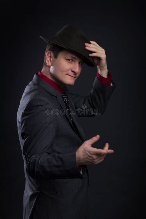 Retrato De Hombres Con El Sombrero En La Oscuridad Foto De Archivo