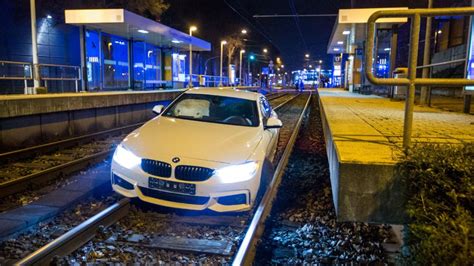 Spektakul Rer Unfall In Stuttgart Ost Bmw Landet In Gleisbett Der U