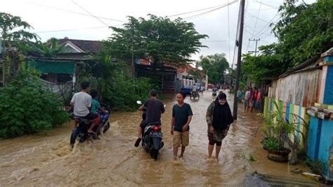 Banjir Terparah Di Pamekasan Di Jalan Amin Jakfar Air Setinggi Atap