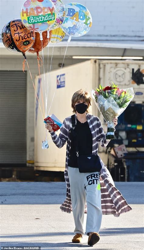 Lisa Rinna, 59, stocks up on flowers and balloons in Los Angeles to ...