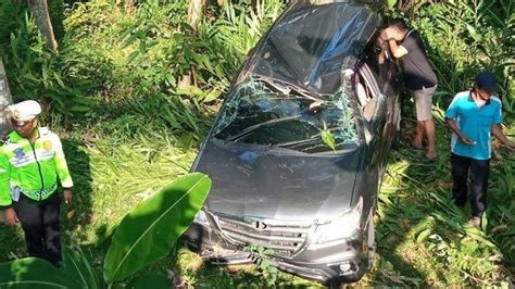 Sopir Ngantuk Minibus Kecelakaan Terjun Ke Jurang Tribunjateng