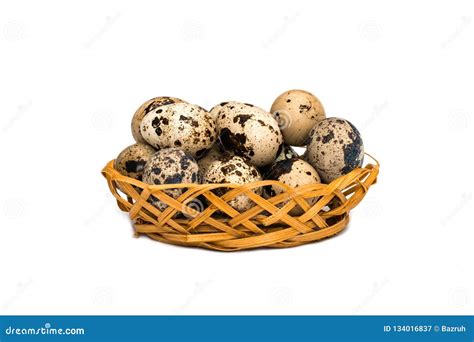 Ovos De Codorniz Na Cesta De Vime No Fundo Branco Imagem De Stock