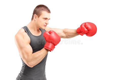 Boxeador Con Guantes De Boxeo Rojos En Posición De Guardia Foto de