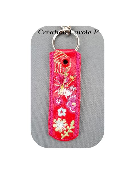 motif de broderie porte clés pompons ITH