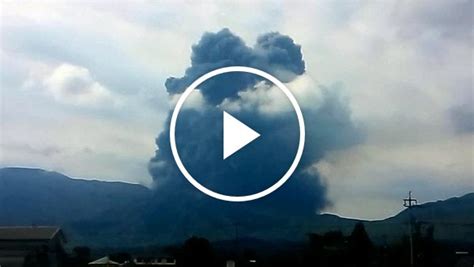 Japan Volcano Eruption Caught On Camera The New York Times