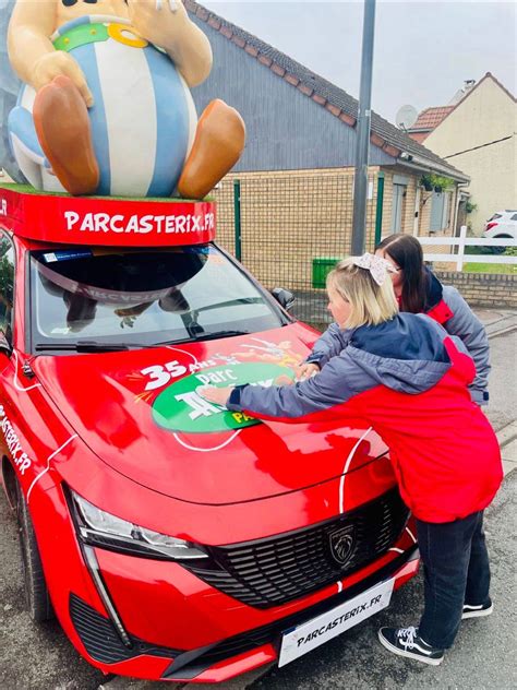 Le Parc Astérix participe à la caravane publicitaire du Tour de France 2024