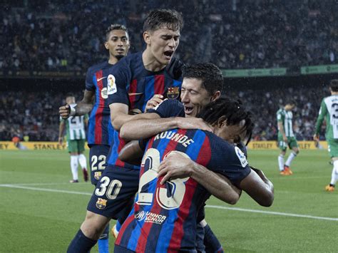 La Liga Robert Lewandowski Scores As Barcelona Thrash Real Betis To