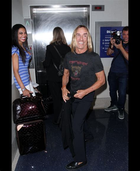 Vidéo Iggy Pop 66 Ans Et Sa Compagne Nina Alu à Laéroport De Los