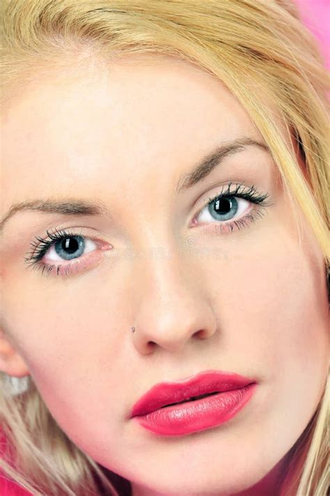 Portret Van Mooie Blonde Jonge Vrouw Stock Foto Image Of Aantrekkelijk Kaukasisch
